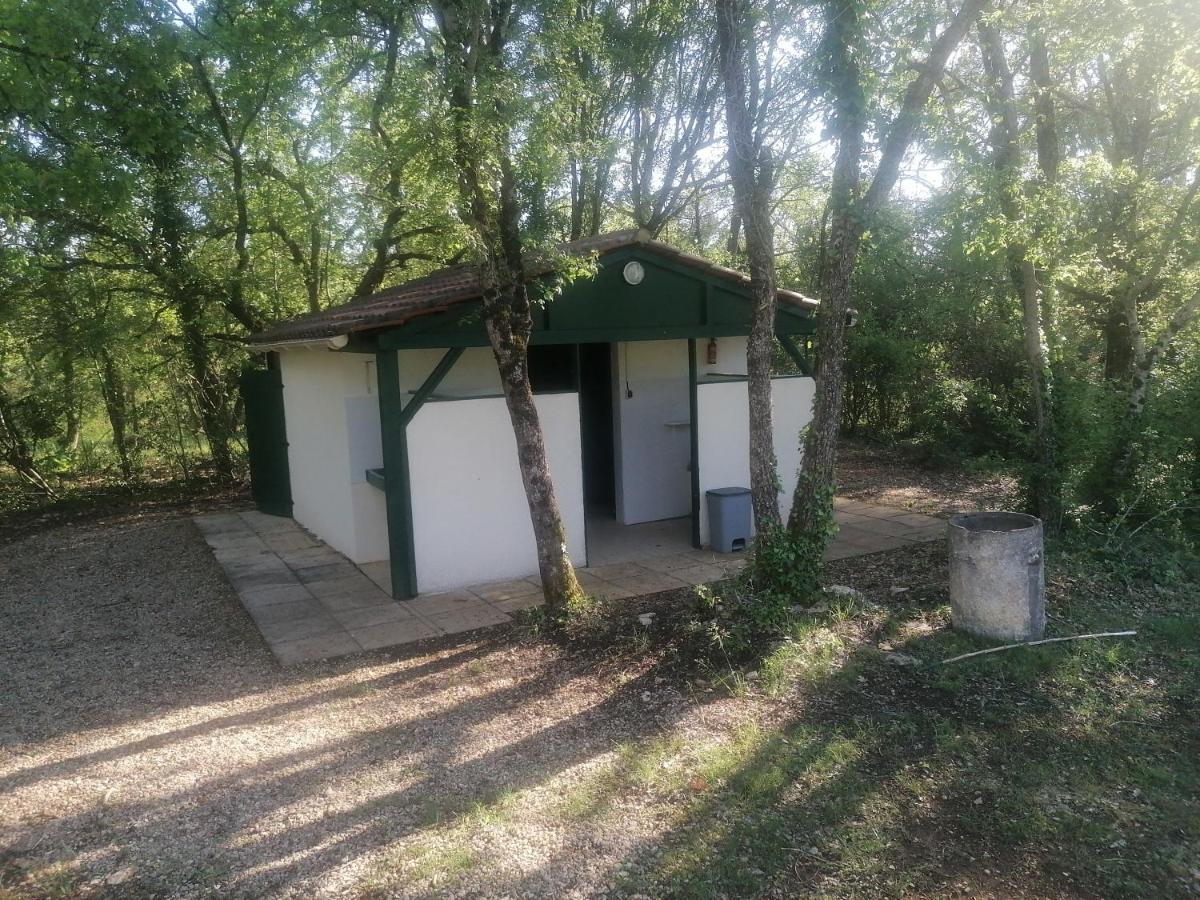 Emplacement Tente Camping Car Saint-Aubin-de-Nabirat Eksteriør bilde