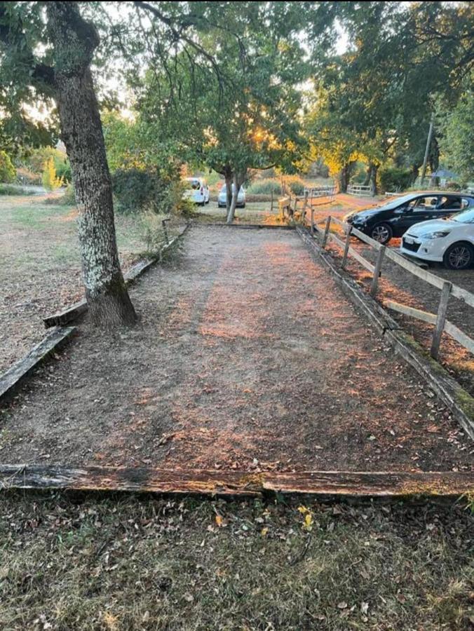 Emplacement Tente Camping Car Saint-Aubin-de-Nabirat Eksteriør bilde