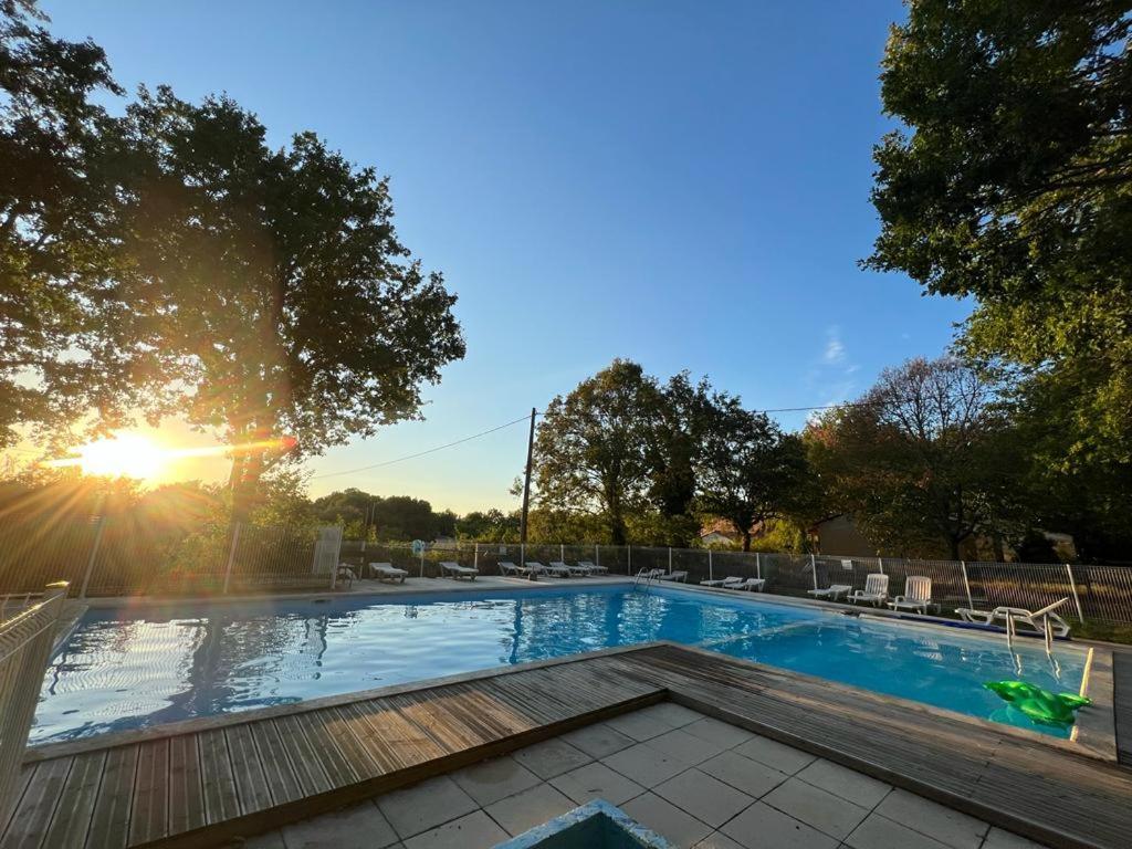 Emplacement Tente Camping Car Saint-Aubin-de-Nabirat Eksteriør bilde